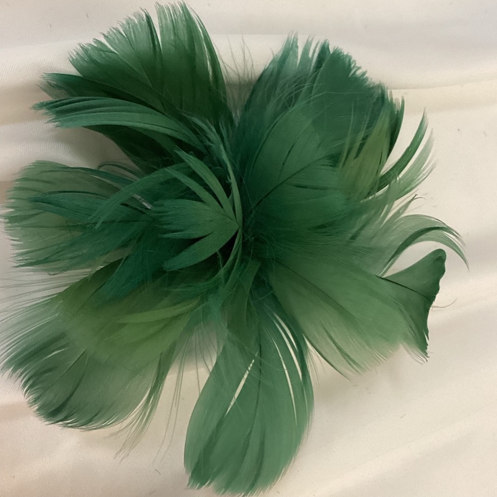 Petite Green Feather Fascinator Hair Clip, brooch pin. Hat pin